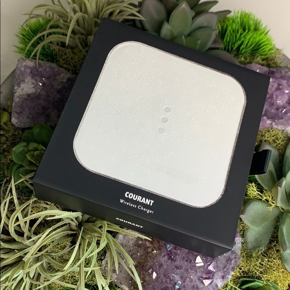 New In Box Courant Catch : 1 Wireless Charger station Snow White tech